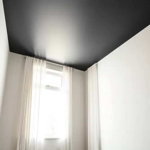 Ciemny sufit w małym pomieszczeniu