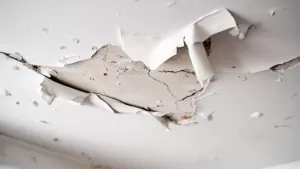 Co zrobić gdy odpada farba z sufitu