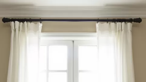 Jak dobrać karnisz sufitowy