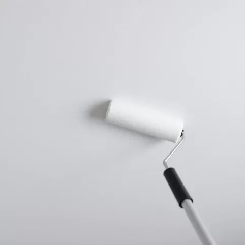 Jak malować wałkiem sufit