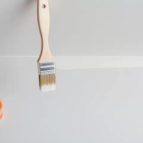 Jak odciąć sufit od ściany bez taśmy