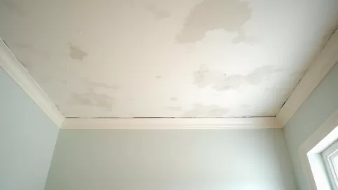 Jak usunąć starą farbę z sufitu