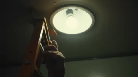 Jak wymienić żarówkę w tubie sufitowej