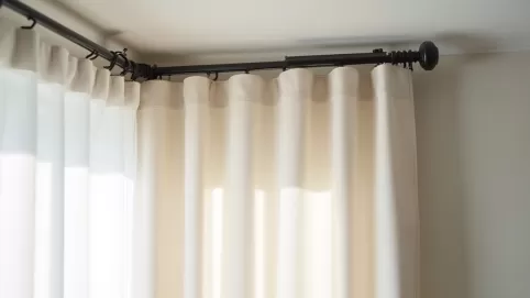 Jak zamontować karnisz sufitowy