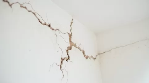 Pęknięcia na łączeniu sufitu i ściany