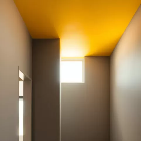 Sufit biały czy w kolorze ścian