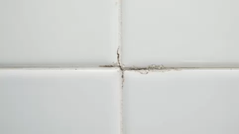 Szczelina między płytkami a sufitem