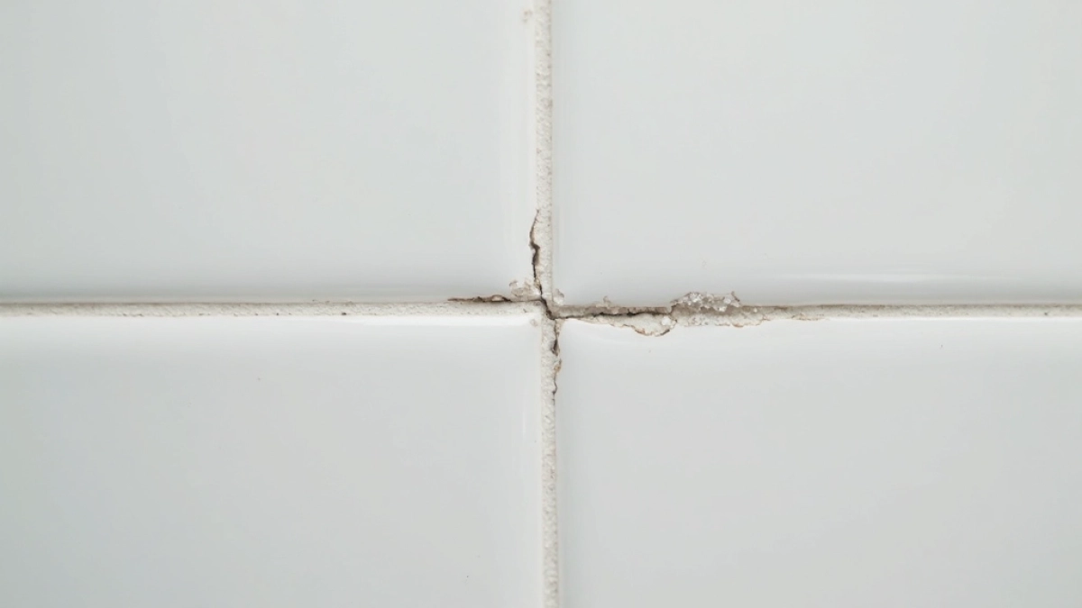 Szczelina między płytkami a sufitem